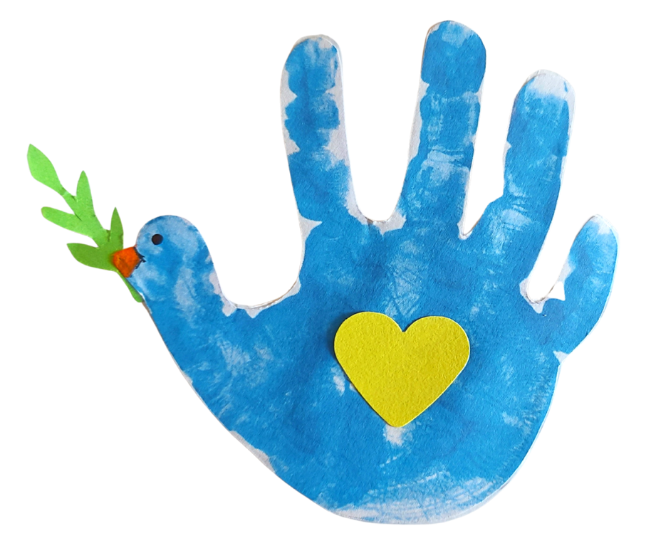 Der Abdruck einer Kinderhand in blauer Farbe ist gestaltet als Friedenstaube mit einem grünen Zweig im Schnabel. Auf der Mitte der Hand/Taube ist ein gelbes Herz.